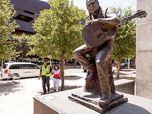 section3-vehicle-operator-escorting-a-customer-with-Willie-Nelson-statue-in-view